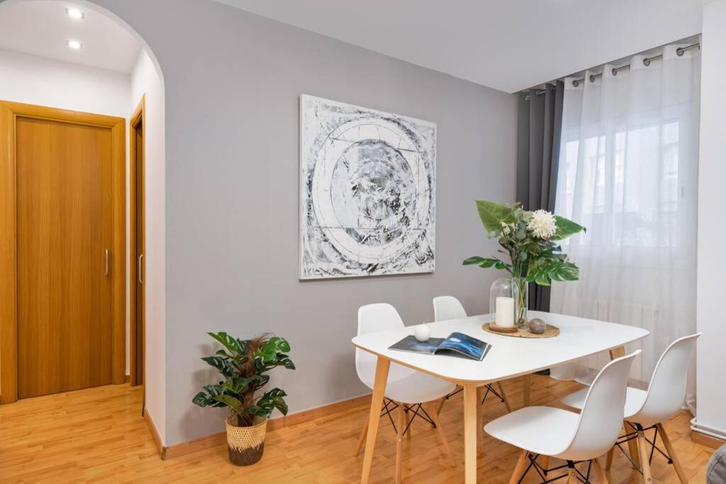 Lodging Apartments Villa De Gracia 2 Bedroom Cozy Apartment Barcelona Exterior foto
