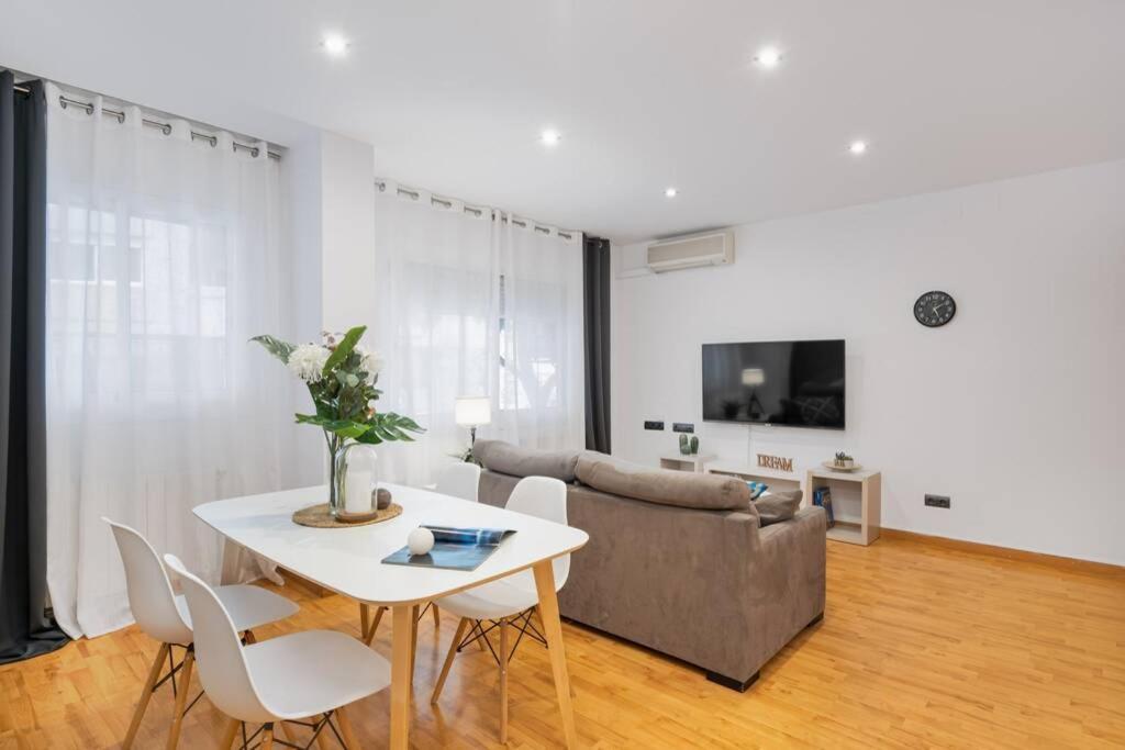 Lodging Apartments Villa De Gracia 2 Bedroom Cozy Apartment Barcelona Exterior foto